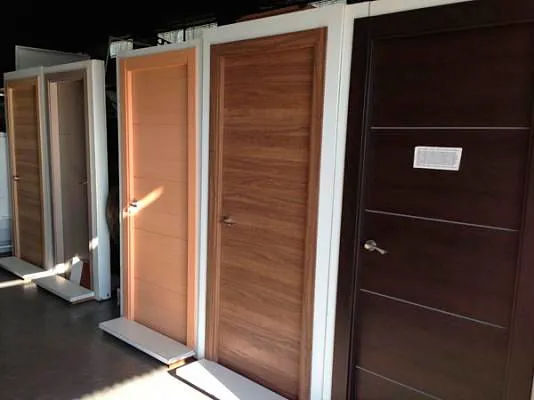 Comercial Marel variedad de puertas de madera